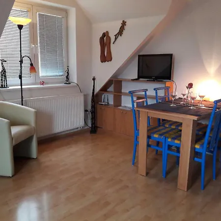 Beautiful Attic 20 Min To Downtown Apartment